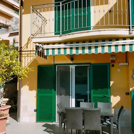 Appartamento Bilocale Con Giardino, Vista Mare E Parcheggio Privato