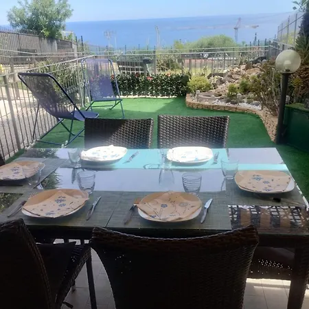 Appartamento Bilocale Con Giardino, Vista Mare E Parcheggio Privato
