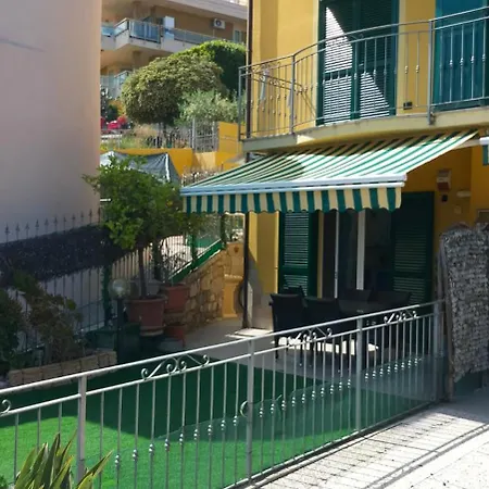 Appartamento Bilocale Con Giardino, Vista Mare E Parcheggio Privato *