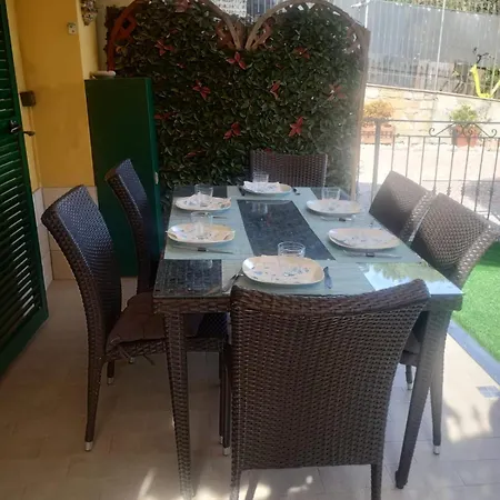Appartamento Bilocale Con Giardino, Vista Mare E Parcheggio Privato *
